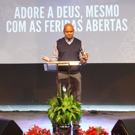 Adore a Deus mesmo com as feridas Abertas
