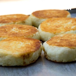 AREPAS CON MANTEQUILLA Y QUESO.