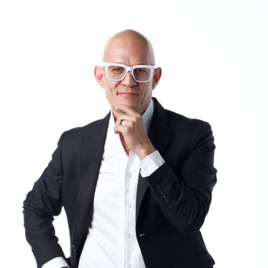 ¿QUÉ TE HACE DIFERENTE? by Ricardo Tovar